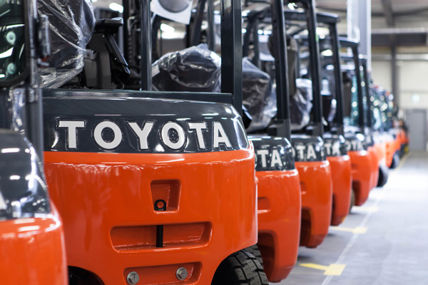 Rangée de chariots élévateurs Toyota : qualité, longévité, fiabilité et sécurité