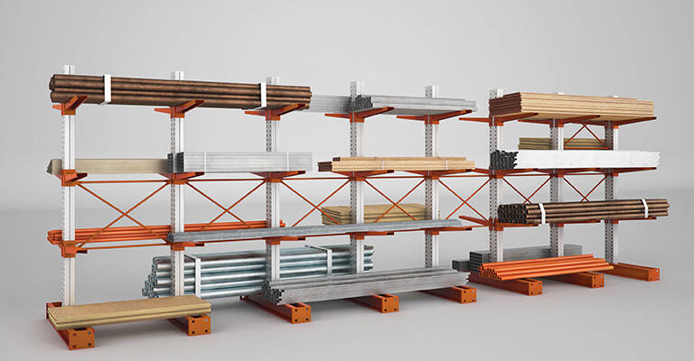 Rayonnages de magasin avec des bras horizontaux, adaptés au stockage de matériaux longs tels que des tuyaux et du bois.