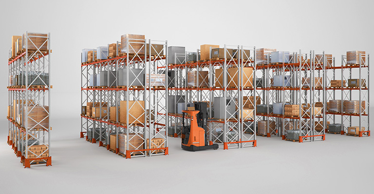 Een magazijn met metalen palletstellingen, gevuld met verschillende dozen en spullen, met een oranje reachtruck tussen de rekken.