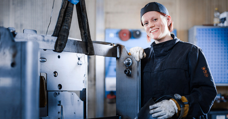 Saldatore al lavoro in stabilimento