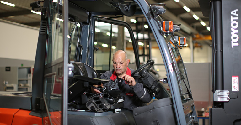 Technicien Toyota intervenant sur un chariot