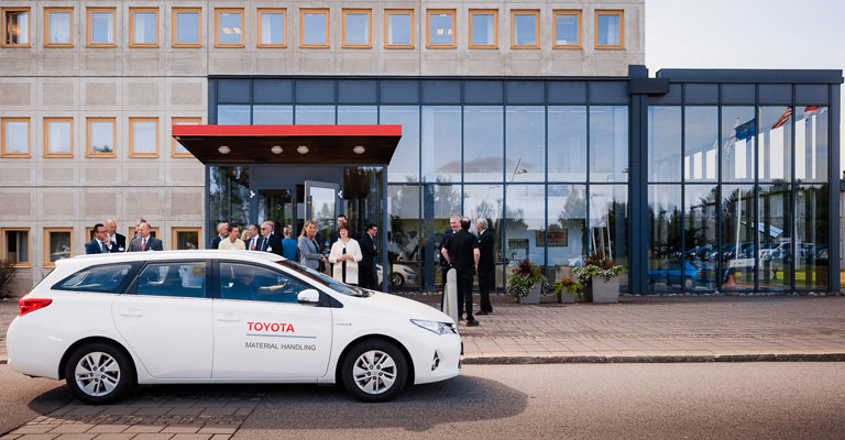 Voiture garé sur un parking Toyota Material Handling, présent un peu partout dans le monde pour satisfaire les besoins logistiques de nombreuses entreprises 