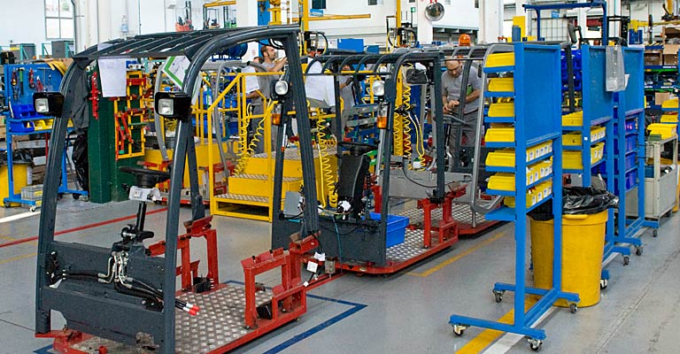 Aperçu de l'usine de Toyota Material Handling située à Bologne en Italie : productrice de chariots élévateurs frontaux